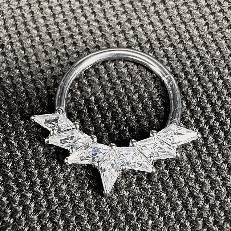 Aro clicker con circonias triangulares y una punta central, en forma de corona